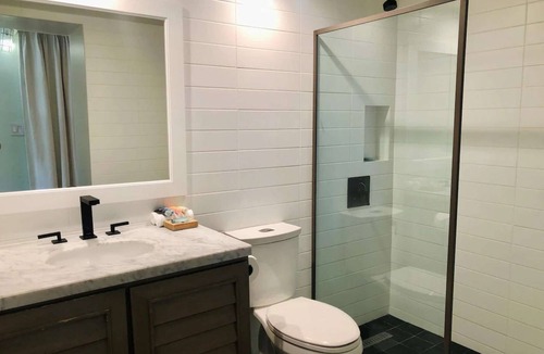 Waikiki Hotel | Direct Ocean Views + Infinity Pool. Sauna. Bar.
