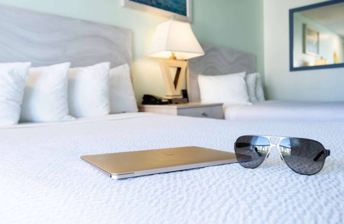 Waikiki Hotel | Direct Ocean Views + Infinity Pool. Sauna. Gym.