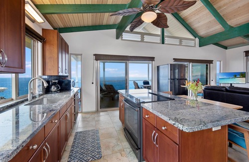 Captain Cook House | Direct OCEANFRONT, Custom Polynesian Design, See WHALES & DOLPHINS, Sunbathing