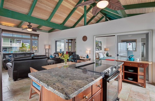 Captain Cook House | Direct OCEANFRONT, Custom Polynesian Design, See WHALES & DOLPHINS, Sunbathing