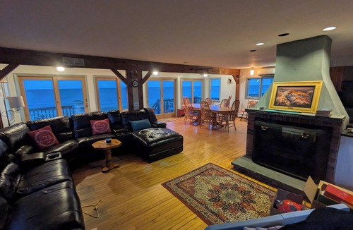Ocean Bluff-Brant Rock House | Direct Oceanfront - Spacious 4-bedroom house in peaceful Marshfield with AC