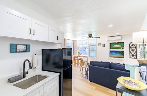 Bay Esplanade Apartment | Direct Waterfront `The Lily Pad` Walk to Beach