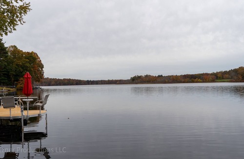 East Haddam House | Direct Waterfront Lake Retreat