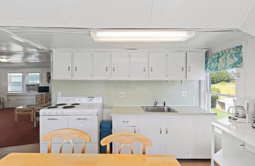 Westbrook Center Cottage | DIRECT WATERFRONT PRIVATE BEACH