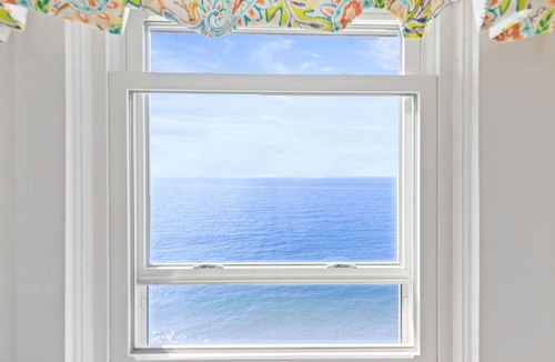 Westbrook Center Cottage | DIRECT WATERFRONT PRIVATE BEACH