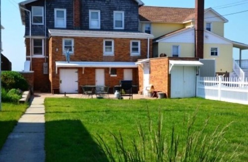 Westbrook Center Cottage | DIRECT WATERFRONT PRIVATE BEACH