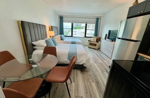 Mid Beach Condo | Directly on the Beach with Pool & Ocean access !