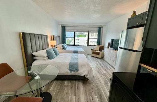 Mid Beach Condo | Directly on the Beach with Pool & Ocean access !