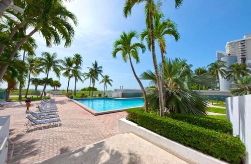 Mid Beach Condo | Directly on the Beach with Pool & Ocean access !
