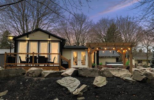 Straffordville Villa | Disconnect From Reality/River House/Hot Tub/Pet Friendly
