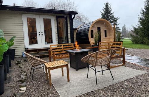 Straffordville Villa | Disconnect From Reality/River House/Hot Tub/Pet Friendly