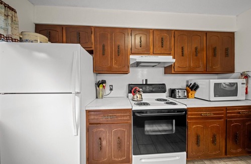 Stoneham Cabin | Disconnect Here | Rustic 3BR Off-Grid Hideaway