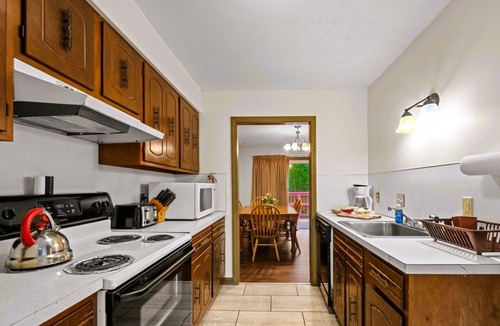 Stoneham Cabin | Disconnect Here | Rustic 3BR Off-Grid Hideaway