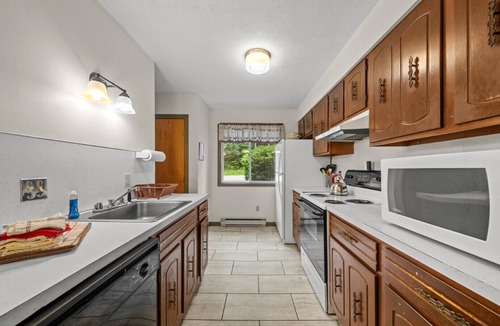 Stoneham Cabin | Disconnect Here | Rustic 3BR Off-Grid Hideaway