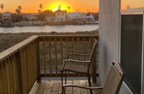 Corpus Christi Condo | Discounted 30 Day Minimum Stay. 2bd. 2bth. Private 2nd floor Condo & balconies.