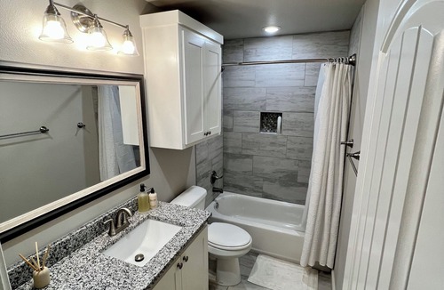 Lubbock County House | 🤩DISCOUNTS🤩 Charming 3-bedroom house with WiFi, AC in superb Lubbock