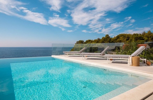 Primosten Burnji Villa | Discover a new level of luxury: A perfect blend of beachfront and comfort.