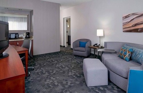 Waldron Hotel | Discover Harley-Davidson Factory! 2 Units! Pets are Allowed Here!