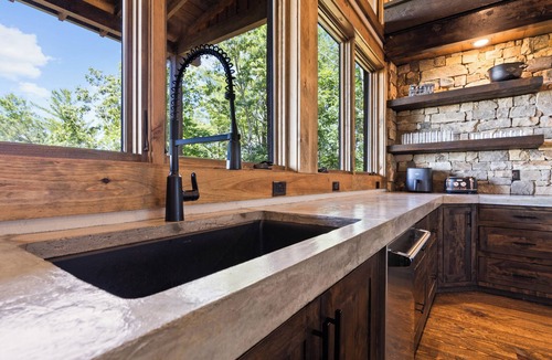 Morganton Cabin | Discover High-End Rustic Luxury with Panoramic Views, Hot-Tub, Fire-Pit, Games