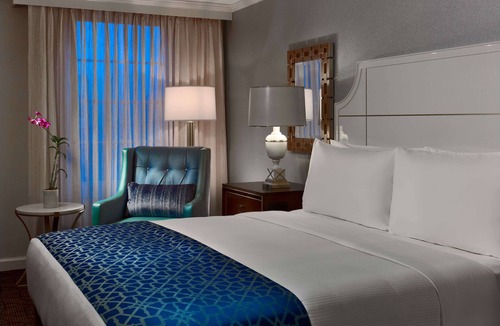 French Quarter Hotel | Discover Historic Homes in French Quarter! Pets Allowed, 4 onsite bars!