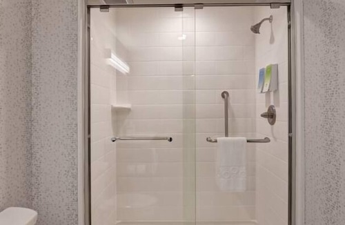 Lake Hamilton Hotel | Discover Hot Springs' Hidden Gem! Pets Allowed, Free Breakfast, Free Parking