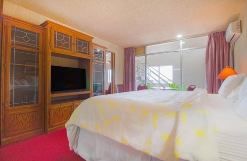 Liberal Hotel | Discover King Unit, Free Parking, Pets Allowed; Steps Away From Cattlemans Cafe
