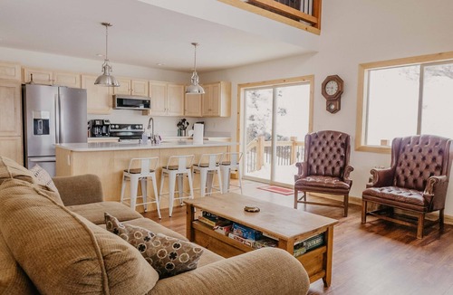 Granby House | Discover Lake Granby steps away