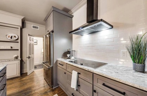 Old East Dallas Condo | Discover Munger’s historic charm in this spacious 3-bedroom, 3 1/2 bath condo for up to 7 guests. Each bedroom offers a private ensuite, luxury linens, and Sleep 8 Technology. Enjoy a chef’s kitchen with high-end appliances & spacious living areas.