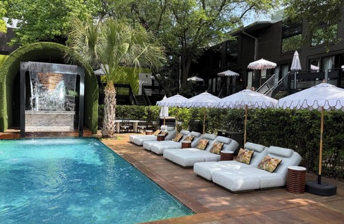 Old East Dallas Condo | Discover Munger’s historic charm in this spacious 3-bedroom, 3 1/2 bath condo for up to 7 guests. Each bedroom offers a private ensuite, luxury linens, and Sleep 8 Technology. Enjoy a chef’s kitchen with high-end appliances & spacious living areas.