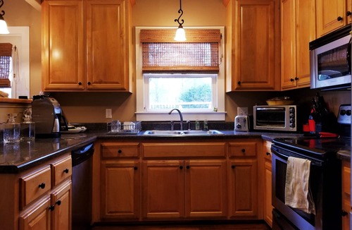 Hope Gardens House | Discover Music City! Just a quick 3-min drive from Broadway.