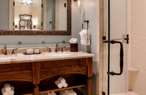 Mount Berry Hotel | Discover Nature from Spacious Room w/Scenic Views and Pool Access!