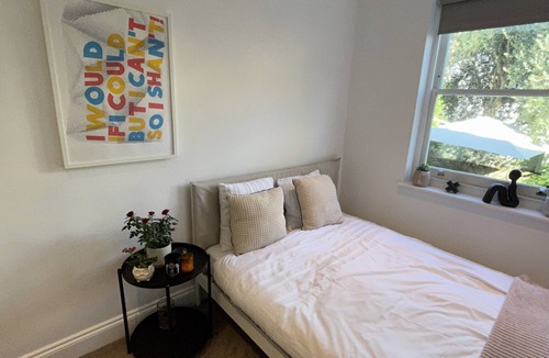 Kennington Villa | Discover our 2-bedroom house with a lush garden