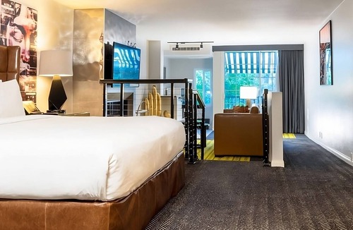 Norma Triangle Hotel | Discover Petersen Automotive Museum Modern Units, Pet -Friendly