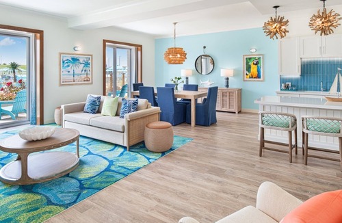 I-435 West KC-KS Hotel | Discover Relaxation in This Tropically-Inspired Room with Pool Near Attractions