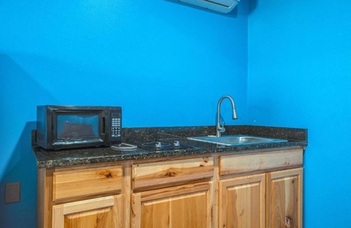 Flour Bluff Hotel | Discover Room Pets Are Welcome Near Port Aransas Museum With Free Parking