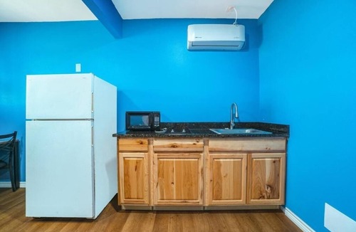 Flour Bluff Hotel | Discover Room Pets Are Welcome Near Port Aransas Museum With Free Parking