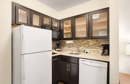 Carmel Mountain Ranch Hotel | Discover San Diego: Comfortable Suites w/Pool, Breakfast & Pet-Friendly Stay!