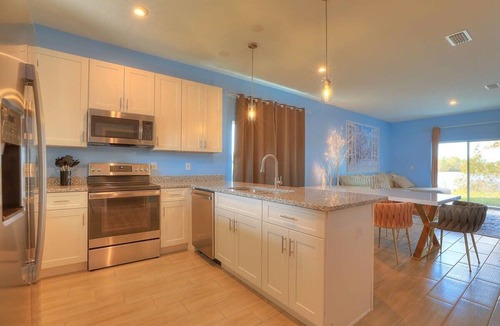 Bridgewater Crossing House | Discover Serene Fishing @Lakeside Themed 4BR