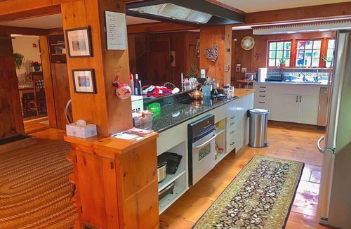 North Bennington House | Discover the rich history of the Henry House, a captivating landmark since 1769.