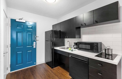East Congress Hotel | Discover the Texas State Capitol from Prime Location! Pets Are Welcome!