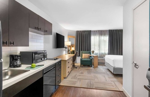 East Congress Hotel | Discover the Texas State Capitol from Prime Location! Pets Are Welcome!