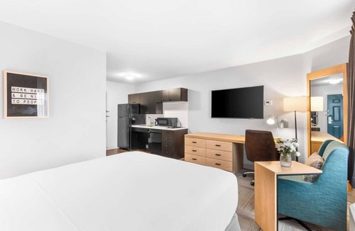 East Congress Hotel | Discover the Texas State Capitol from Prime Location! Pets Are Welcome!