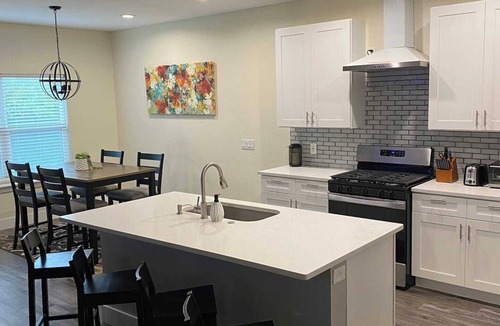 Fort Worth House | Discover your modern Fort Worth retreat near TCU & Downtown! This stylish home comfortably fits families or professionals. Features include a grand owner's suite with a spa-like bath and a fantastic outdoor patio. An ideal base for exploring the city
