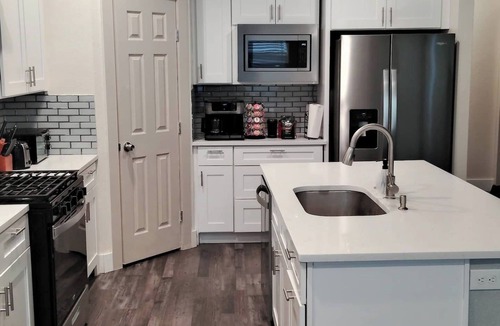 Fort Worth House | Discover your modern Fort Worth retreat near TCU & Downtown! This stylish home comfortably fits families or professionals. Features include a grand owner's suite with a spa-like bath and a fantastic outdoor patio. An ideal base for exploring the city