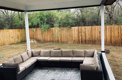 Fort Worth House | Discover your modern Fort Worth retreat near TCU & Downtown! This stylish home comfortably fits families or professionals. Features include a grand owner's suite with a spa-like bath and a fantastic outdoor patio. An ideal base for exploring the city