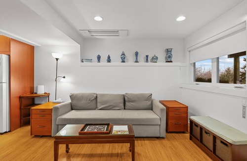 Adelma Beach Apartment | Discovery Bay Apartment -Beach Access Sleeps 4