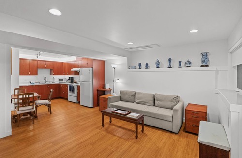 Adelma Beach Apartment | Discovery Bay Apartment -Beach Access Sleeps 4