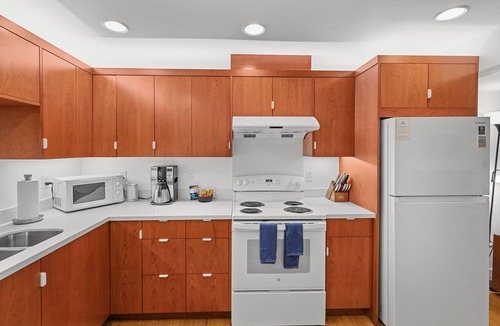 Adelma Beach Apartment | Discovery Bay Apartment -Beach Access Sleeps 4