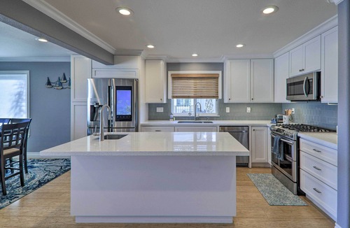 Discovery Bay House | Discovery Bay Retreat w/Balcony & Boat Dock!