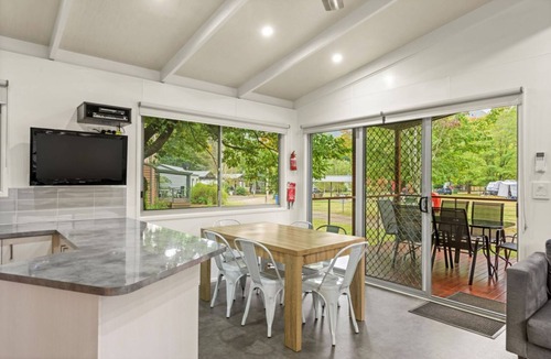 Freeburgh Cabin | Discovery Parks - Bright